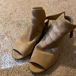 Lucky Brand 🍀 Woman’s size 6, open toe, strap back bootie